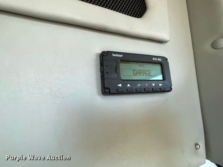 image for item IF9280 2015 Ford F550 Super Duty  shuttle bus