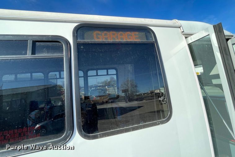 image for item IF9280 2015 Ford F550 Super Duty  shuttle bus