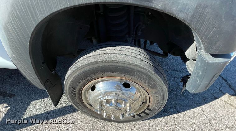 image for item IF9280 2015 Ford F550 Super Duty  shuttle bus