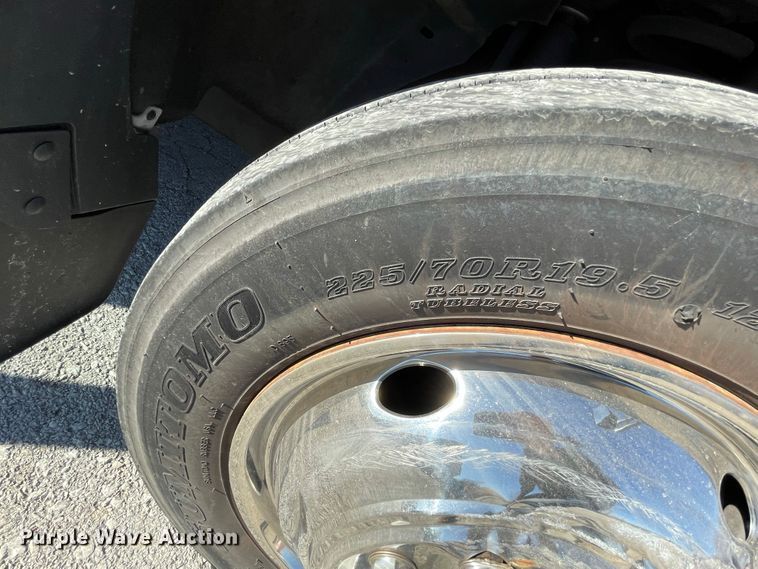 image for item IF9280 2015 Ford F550 Super Duty  shuttle bus