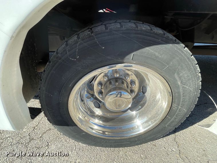 image for item IF9280 2015 Ford F550 Super Duty  shuttle bus