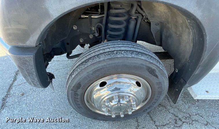 image for item IF9280 2015 Ford F550 Super Duty  shuttle bus