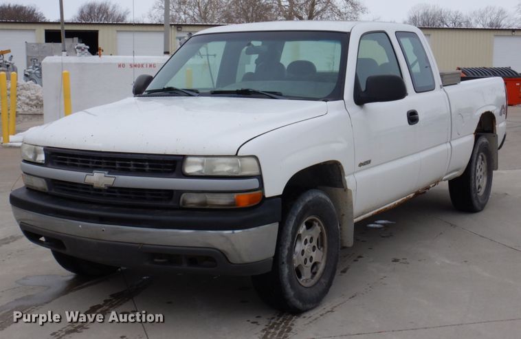 image for item IM9756 2002 Chevrolet Silverado 1500  Ext. Cab pickup truck