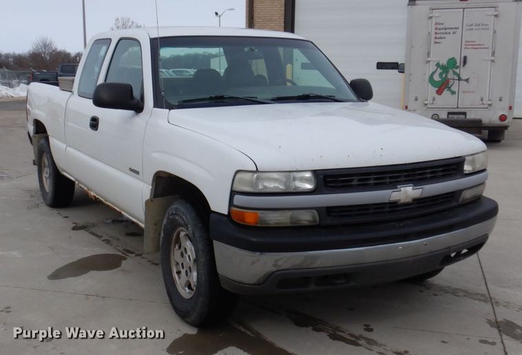 image for item IM9756 2002 Chevrolet Silverado 1500  Ext. Cab pickup truck