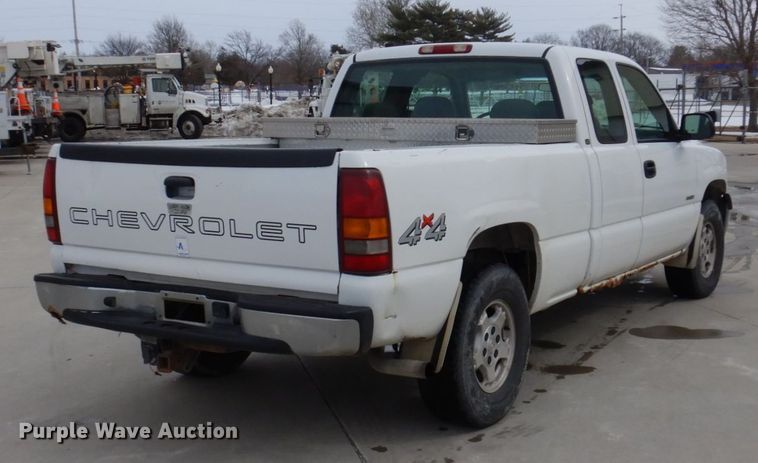 image for item IM9756 2002 Chevrolet Silverado 1500  Ext. Cab pickup truck