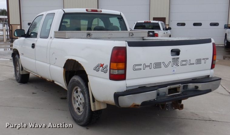 image for item IM9756 2002 Chevrolet Silverado 1500  Ext. Cab pickup truck
