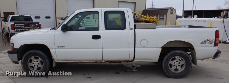 image for item IM9756 2002 Chevrolet Silverado 1500  Ext. Cab pickup truck