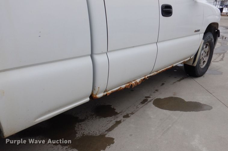 image for item IM9756 2002 Chevrolet Silverado 1500  Ext. Cab pickup truck