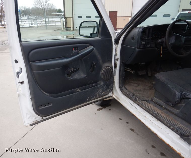 image for item IM9756 2002 Chevrolet Silverado 1500  Ext. Cab pickup truck