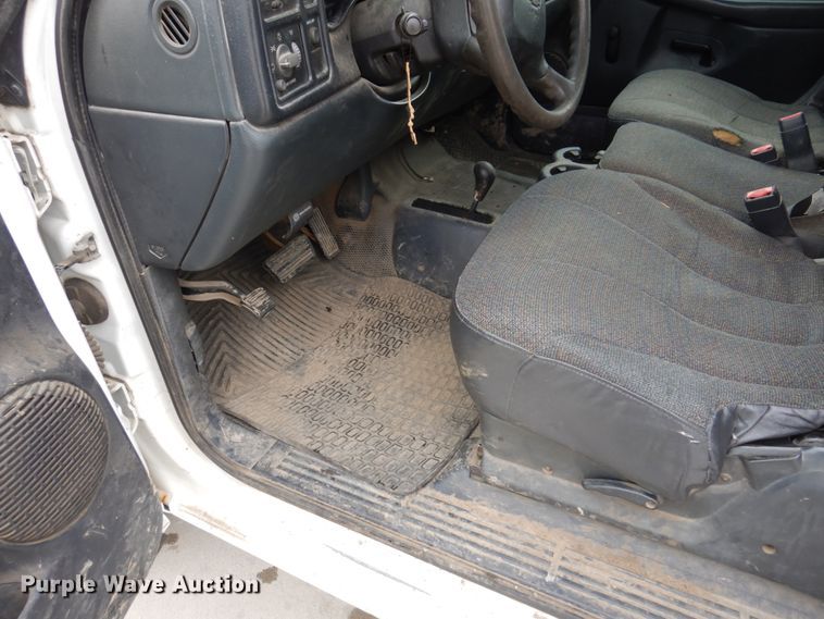 image for item IM9756 2002 Chevrolet Silverado 1500  Ext. Cab pickup truck