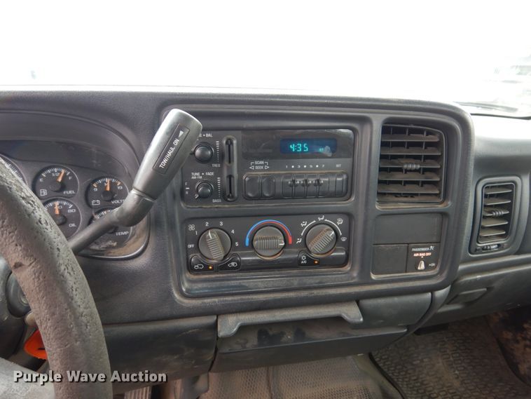 image for item IM9756 2002 Chevrolet Silverado 1500  Ext. Cab pickup truck