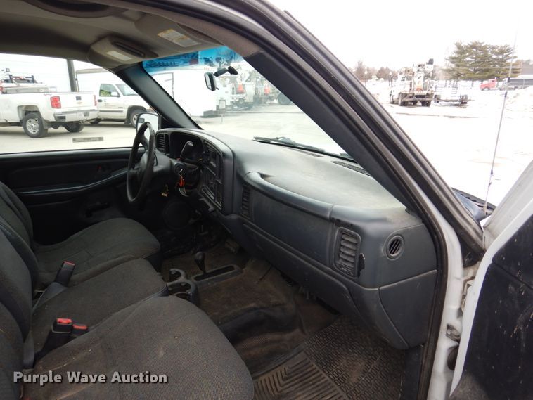 image for item IM9756 2002 Chevrolet Silverado 1500  Ext. Cab pickup truck