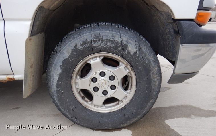 image for item IM9756 2002 Chevrolet Silverado 1500  Ext. Cab pickup truck