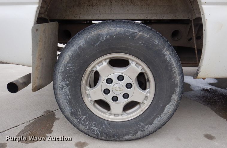 image for item IM9756 2002 Chevrolet Silverado 1500  Ext. Cab pickup truck