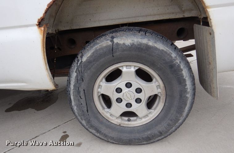 image for item IM9756 2002 Chevrolet Silverado 1500  Ext. Cab pickup truck