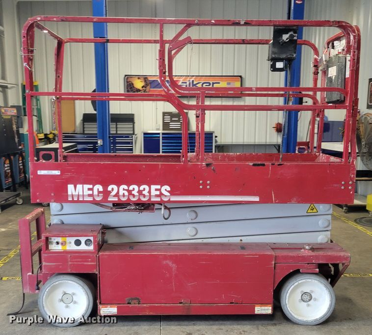 image for item IM9759 2006 Mec 2633ES  scissor lift