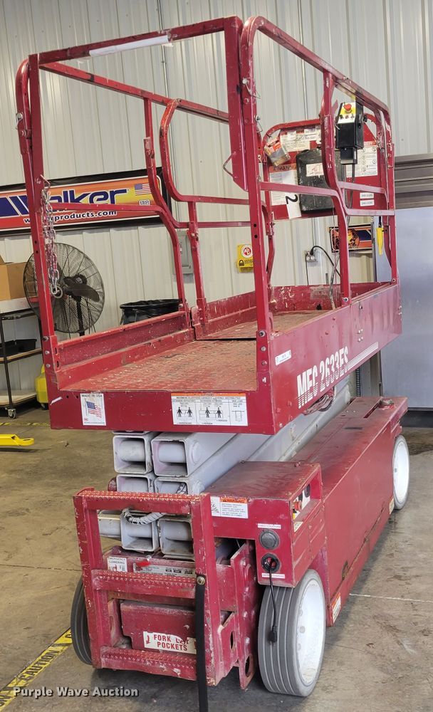 image for item IM9759 2006 Mec 2633ES  scissor lift