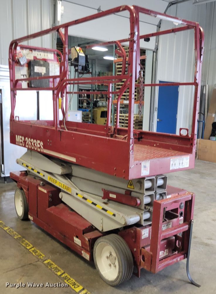 image for item IM9759 2006 Mec 2633ES  scissor lift