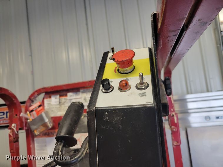 image for item IM9759 2006 Mec 2633ES  scissor lift