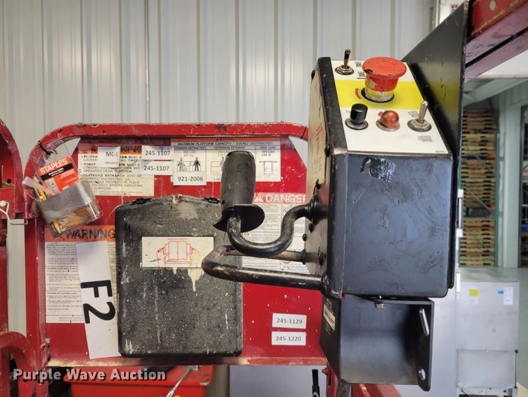 image for item IM9759 2006 Mec 2633ES  scissor lift