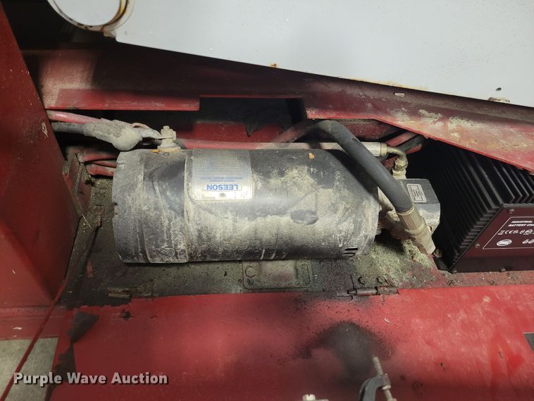 image for item IM9759 2006 Mec 2633ES  scissor lift