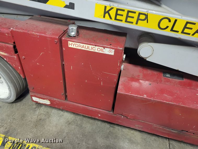 image for item IM9759 2006 Mec 2633ES  scissor lift