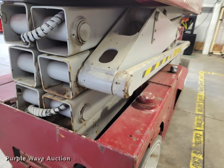 image for item IM9759 2006 Mec 2633ES  scissor lift