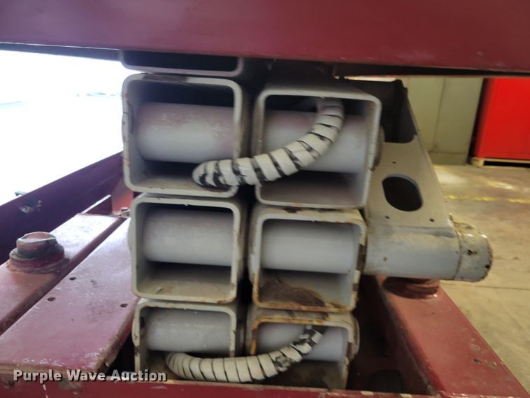 image for item IM9759 2006 Mec 2633ES  scissor lift