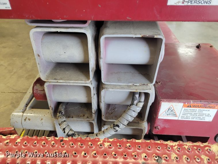 image for item IM9759 2006 Mec 2633ES  scissor lift