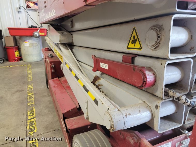 image for item IM9759 2006 Mec 2633ES  scissor lift