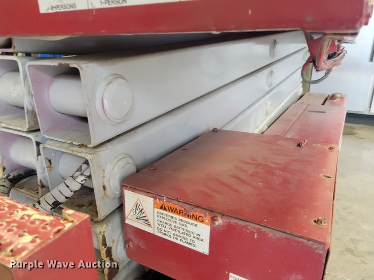 image for item IM9759 2006 Mec 2633ES  scissor lift