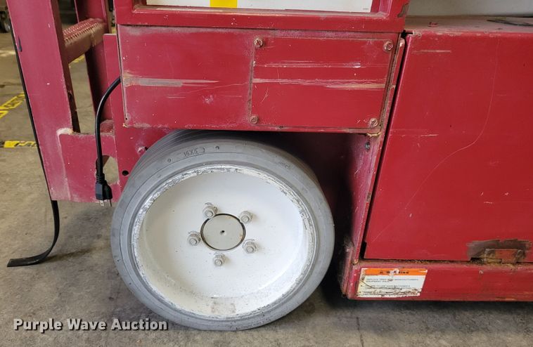 image for item IM9759 2006 Mec 2633ES  scissor lift