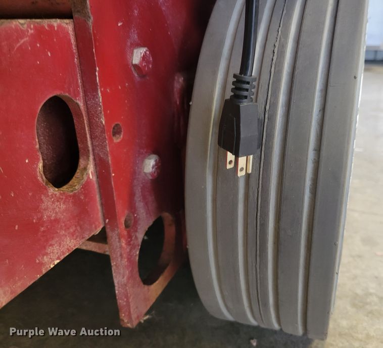 image for item IM9759 2006 Mec 2633ES  scissor lift