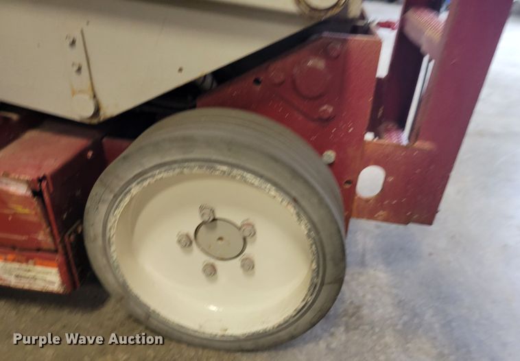 image for item IM9759 2006 Mec 2633ES  scissor lift