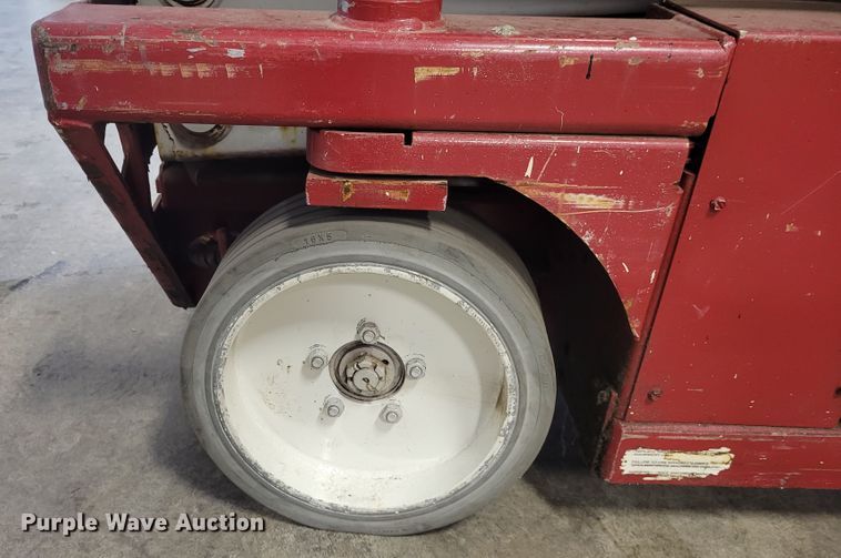 image for item IM9759 2006 Mec 2633ES  scissor lift