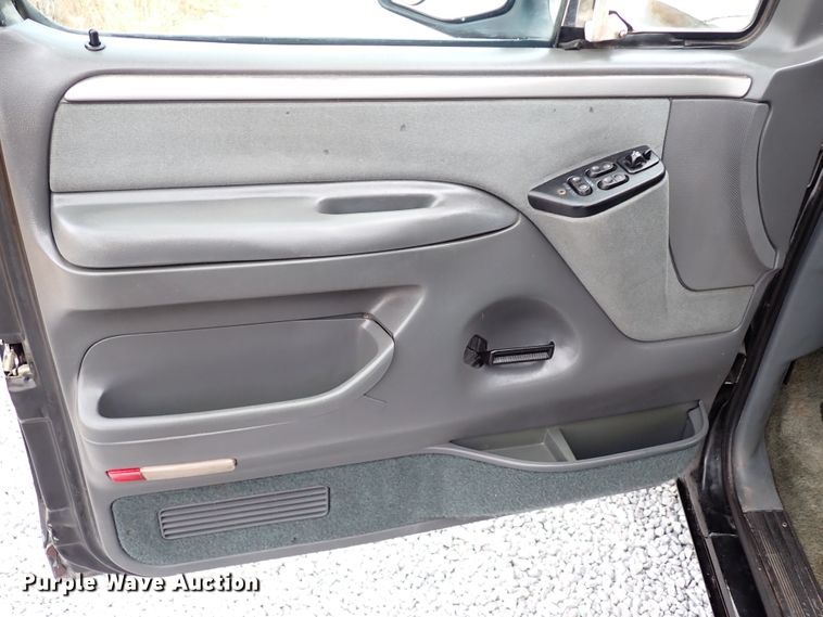 image for item IS9437 1993 Ford Bronco  SUV