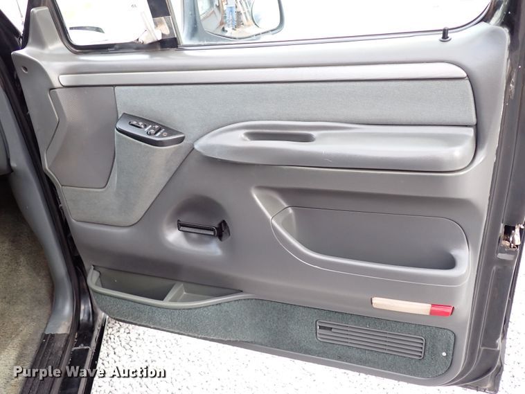 image for item IS9437 1993 Ford Bronco  SUV