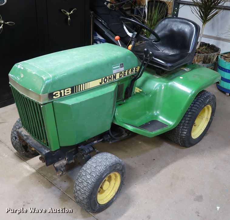 image for item IY9067 1992 John Deere 318  lawn tractor