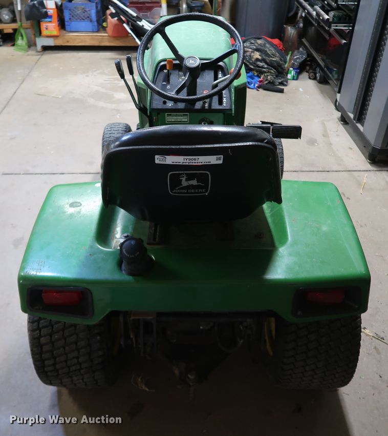 image for item IY9067 1992 John Deere 318  lawn tractor