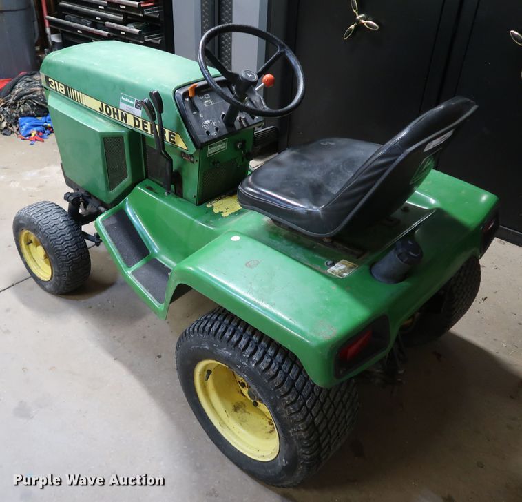 image for item IY9067 1992 John Deere 318  lawn tractor
