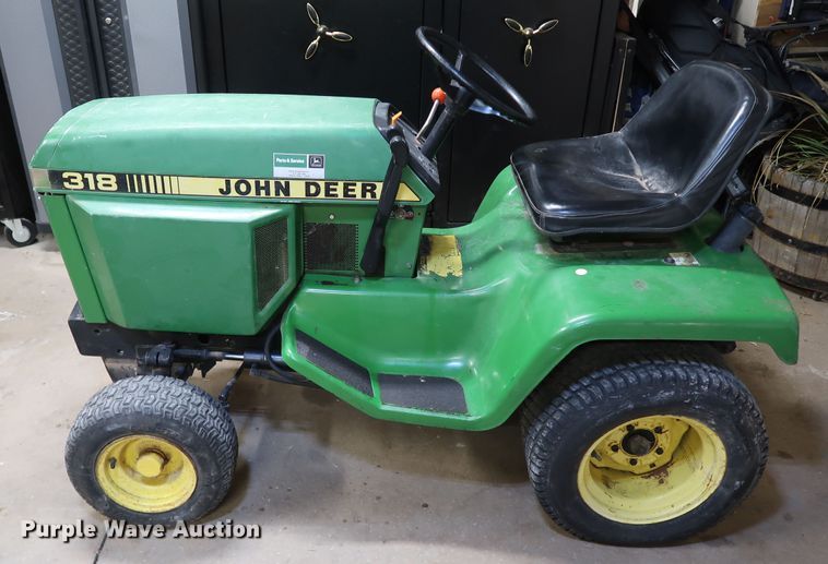 image for item IY9067 1992 John Deere 318  lawn tractor