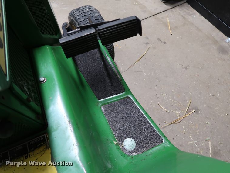 image for item IY9067 1992 John Deere 318  lawn tractor