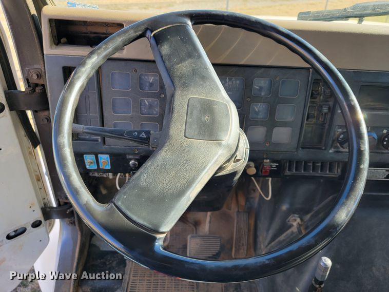 image for item JE9161 1990 International 4900  box truck