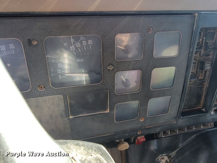 image for item JE9161 1990 International 4900  box truck