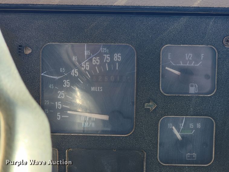 image for item JE9161 1990 International 4900  box truck