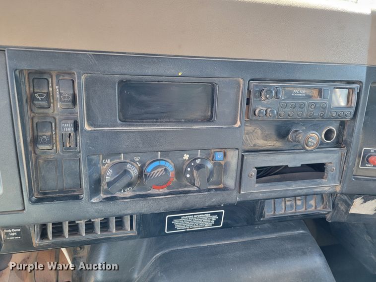 image for item JE9161 1990 International 4900  box truck