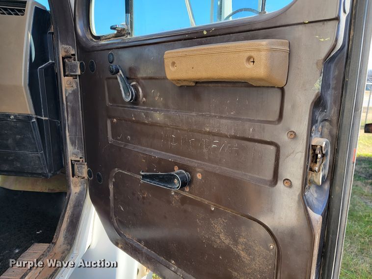 image for item JE9161 1990 International 4900  box truck