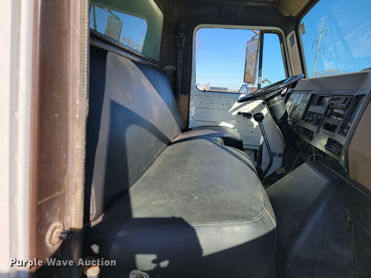 image for item JE9161 1990 International 4900  box truck