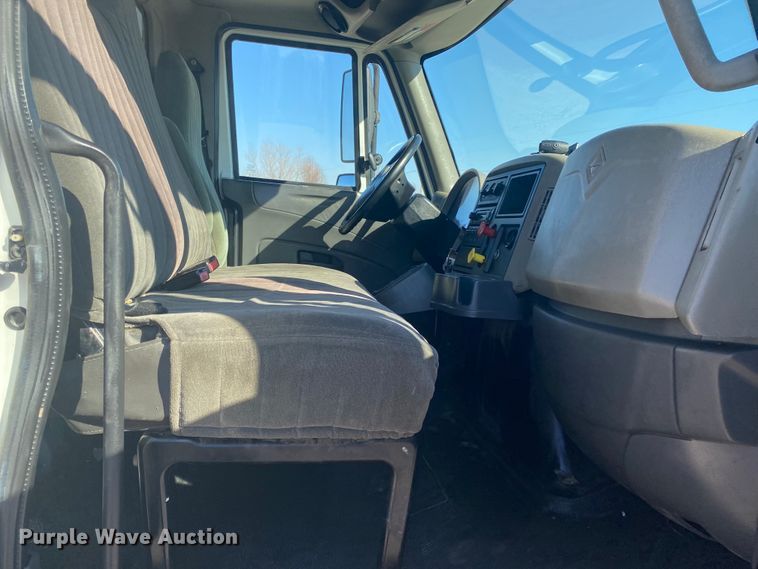 image for item JN9173 2012 International DuraStar 4400  flatbed truck