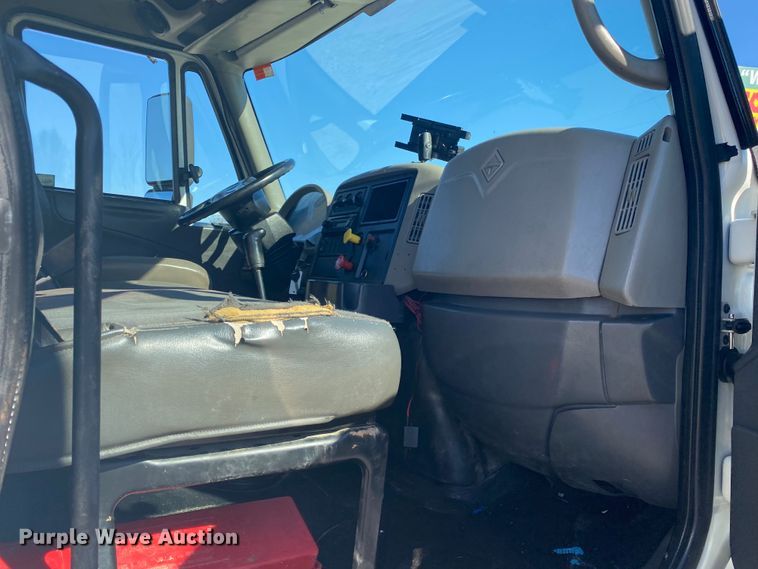 image for item JN9175 2010 International 4300  flatbed truck